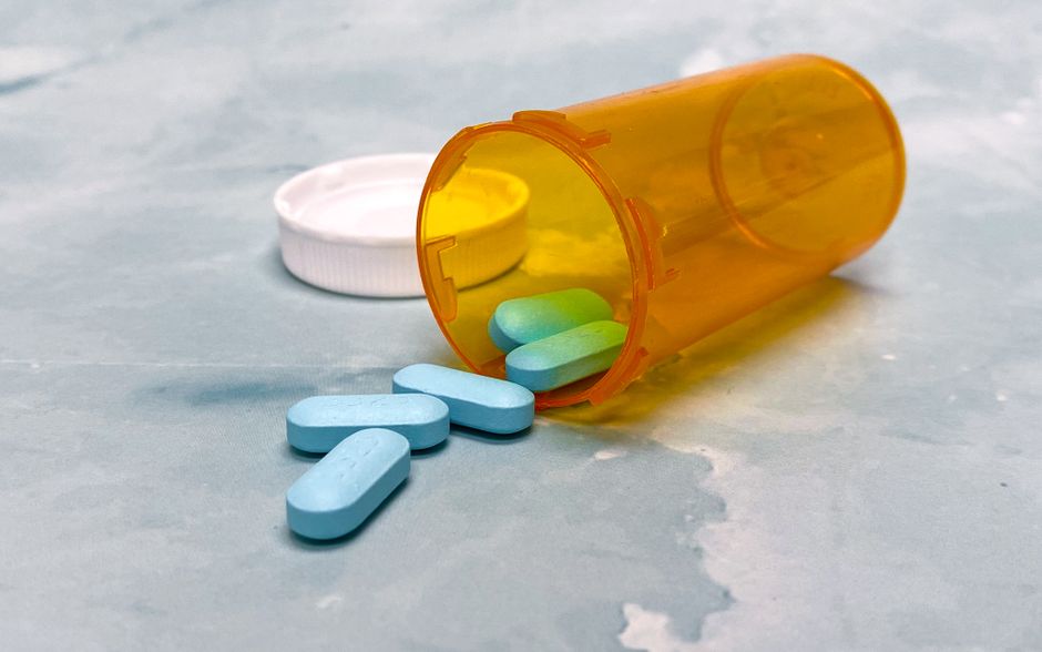 Bottle of oxycodone tablets representing immediate release versus extended release pain medication comparison