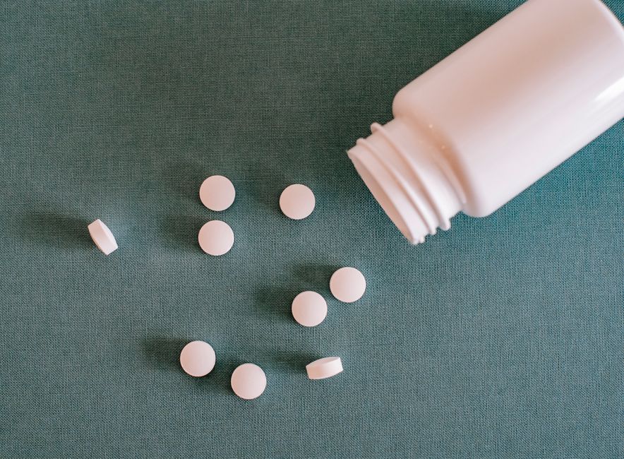 Bottles of prescription oxycodone and Vicodin pills side by side representing a painkiller comparison