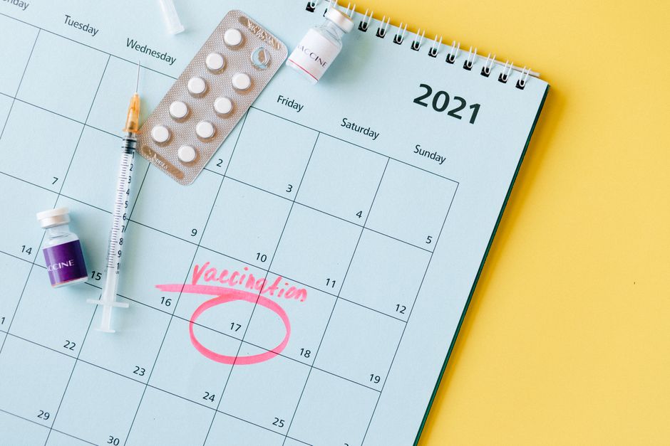 Calendar and pill bottle representing the oxycodone treatment timeline from day one to long-term use