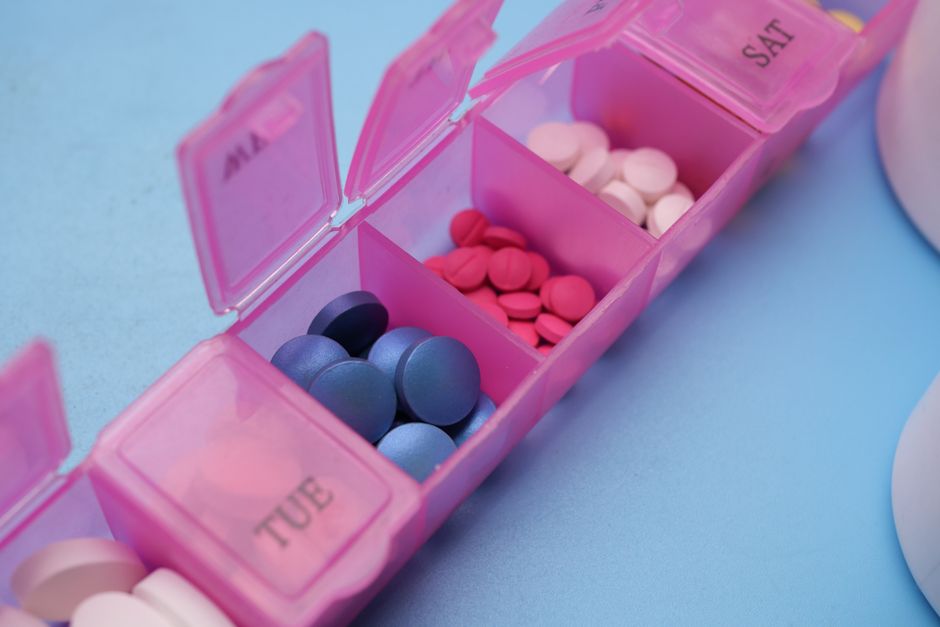 Clock and prescription pills representing how long Adderall effects last throughout the day