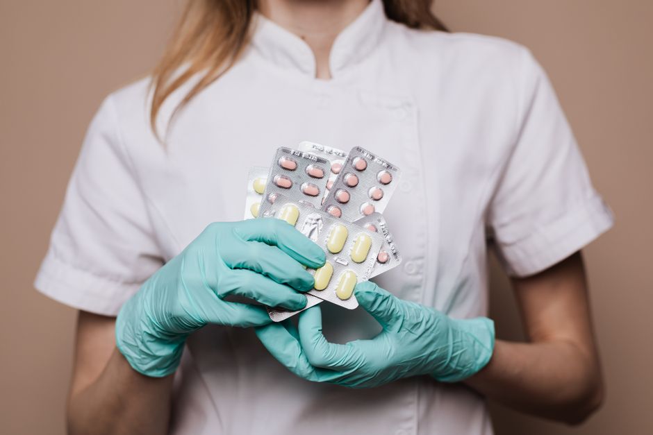 Doctor discussing a short-term oxycodone prescription with a patient recovering from surgery