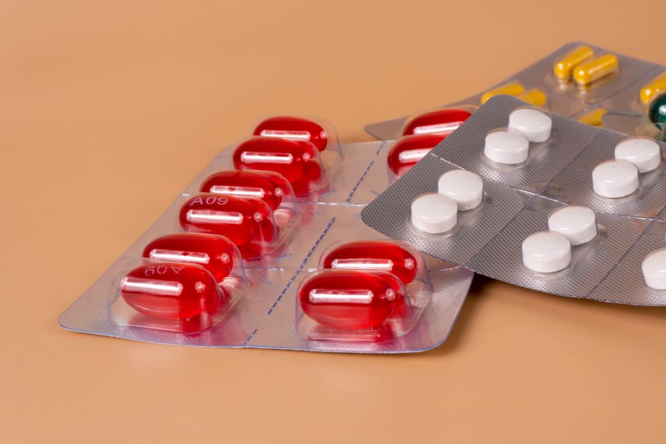 Doctor discussing oxycodone dosing safety with a kidney disease patient
