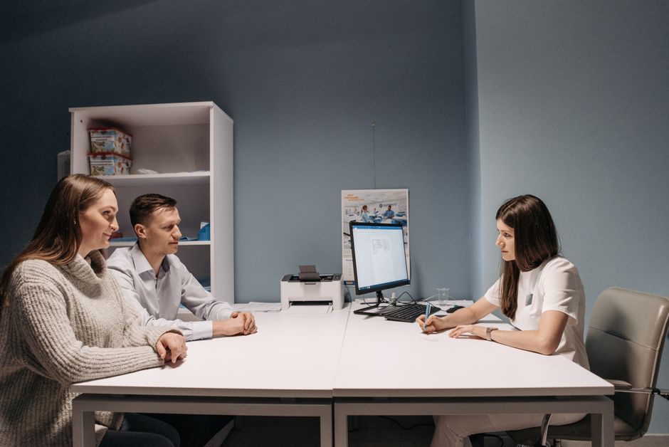 Doctor discussing oxycodone patient rights with a patient during a medical appointment