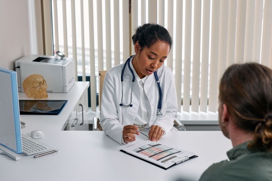 Doctor discussing oxycodone prescription options with a patient during a medical consultation