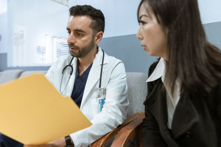 Doctor discussing oxycodone tapering plan with a patient during a consultation