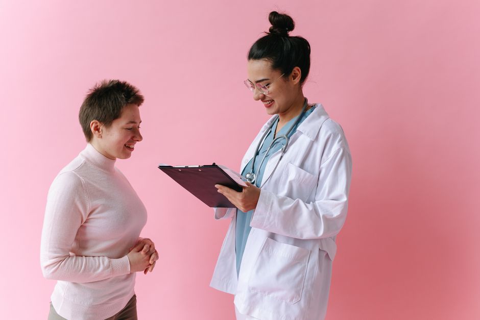 Doctor explaining oxycodone dosing decisions to a patient during a consultation
