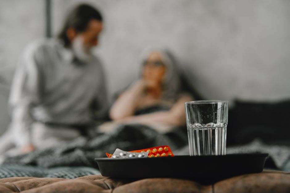 Oxycodone pill bottle and pills on a bedside table representing the first week of treatment