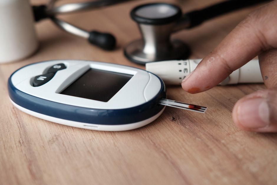 Person checking blood sugar levels with a glucose monitor while taking oxycodone medication