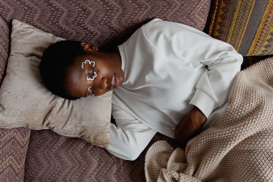 Person resting peacefully at night, illustrating why oxycodone may work better at night due to the body's natural circadian rhythm