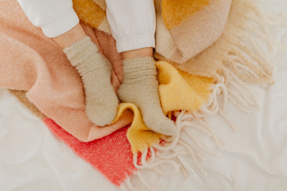 Person wrapped in a blanket feeling cold while taking oxycodone medication