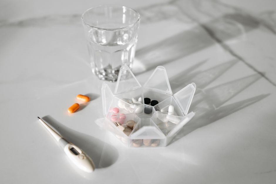 Pill bottle and clock representing oxycodone dosing schedule and timing safety