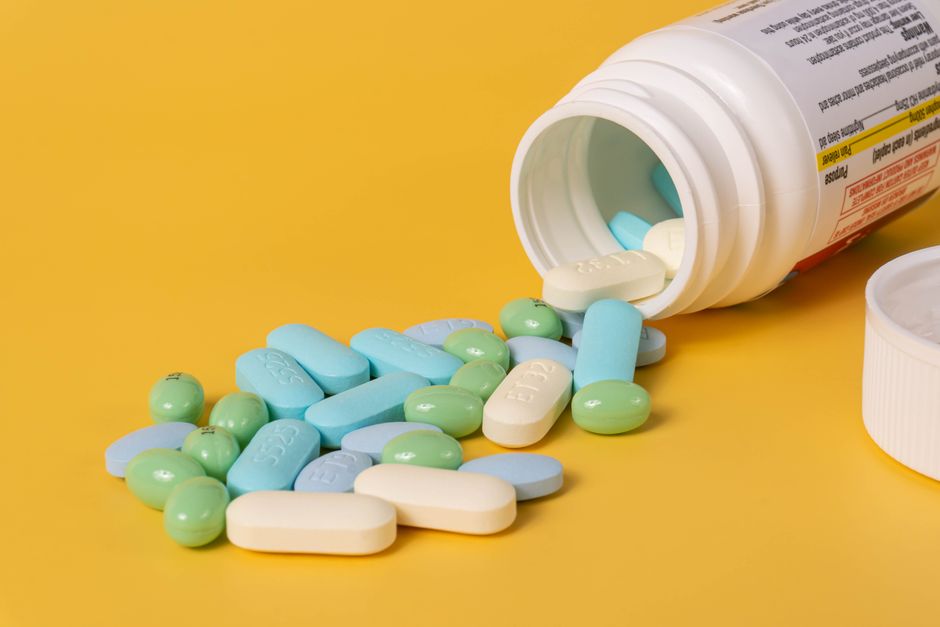 Pill bottle next to a calendar representing oxycodone side effects week by week