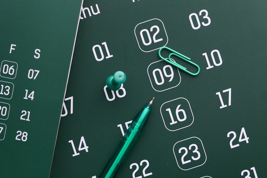 Pill bottle with oxycodone tablets next to a calendar representing a treatment timeline