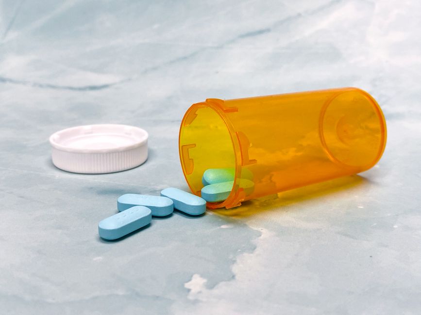 Pill bottles representing a comparison between oxycodone and Percocet medications