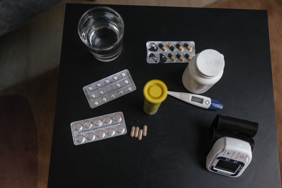 Pills next to a clock representing the half-life of Adderall in the body