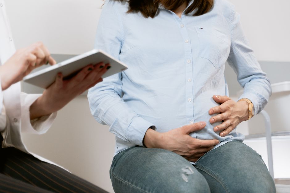 Pregnant woman consulting with her doctor about oxycodone use and pregnancy safety