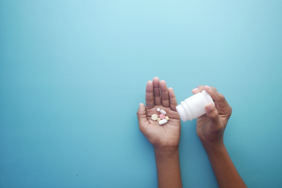 Two prescription pill bottles representing a comparison between oxycodone and hydrocodone painkillers