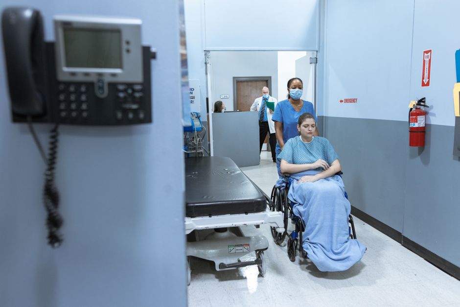 Hospital emergency room entrance representing when to seek ER care while taking oxycodone