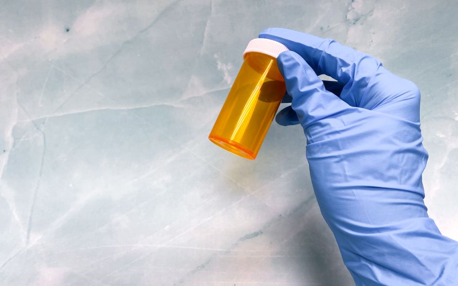 Prescription pill bottle representing hydrocodone medication and its side effects